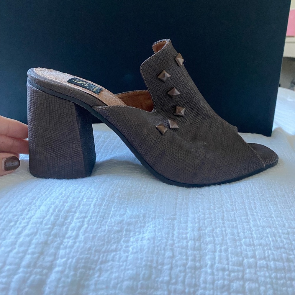 Chic Medium Heels with Rivets